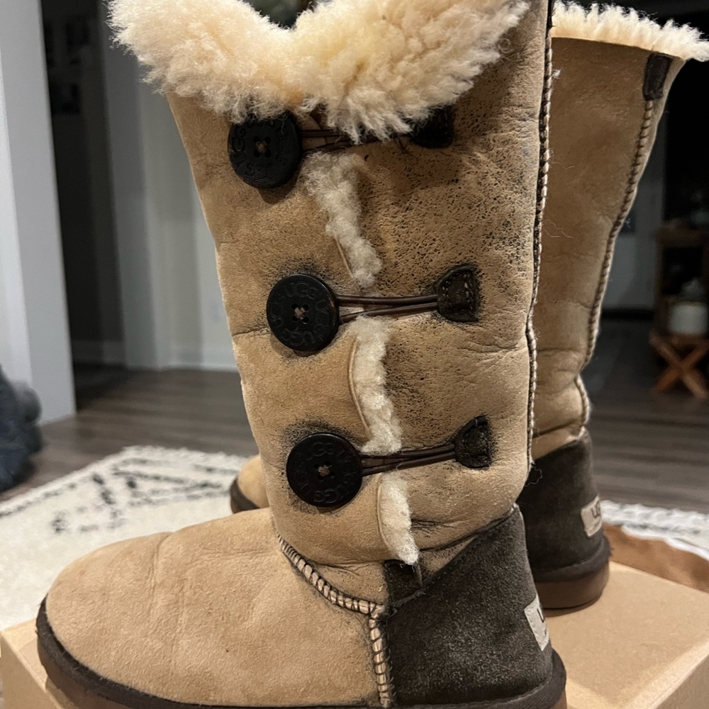 Women’s size 7 UGG’s